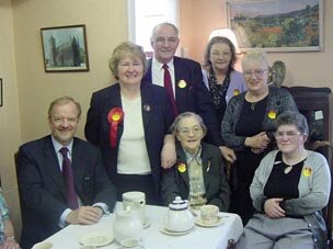  Anne McGuire and Robin Cook visit Dunblane Age Concern